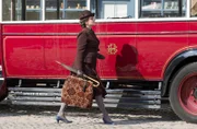 Mrs. Stokes (Susan Hilton) ist auf den Weg zu Siegfried Farnons Praxis, wo sie als Buchhalterin anfangen soll.