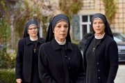Schwester Hanna (Janina Hartwig, r.) und Schwester Hildegard (Andrea Sihler, l.) machen sich Sorgen um die Mutter Oberin. Oberin Theodora (Nina Hoger, M.) bereut ihre desaströse Fehlinvestition zutiefst und will im Kloster bleiben um Kraft zu finden.