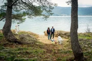 Kommissarin Stascha Novak (Jasmin Gerat), ihr Kollege Emil Perica (Lenn Kudrjawizki) und Pathologin Brigita (Sarah Baurerett) untersuchen die Leiche der ermordeten Leyla (Tesa Litvan).