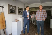 Kommissar Hansen (Igor Jeftic, l.) befragt Tobias Bartel (Sebastian Griegel, r.), der für den ermordeten Schuhmacher gearbeitet hat.