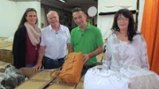 Von links: Nicole, Norbert, Trödelexperte Mauro Corradino und Helga im Taschenlager der Familie.