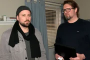 John (Felix von Jascheroff, l.) erfährt von Peter Sander (Mischa Frinke), dass er keinerlei Rechte hat.