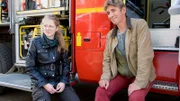 Fritz (Guido Hammesfahr) und Alex (Henriette Nagel) sind erschöpft aber glücklich. Im letzten Moment hat die Feuerwehr sie gerettet.