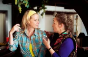 Sophie Haas (Caroline Peters, l.) entlockt bei einem Gläschen Johanna Traube (Angelika Bartsch, r.) interessante Informationen.