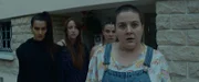 Allison (Myra Bitout, l.), Booby (Allison Chassagne, 2.v.l.), Mother (Sophie-Marie Larrouy, 3.v.l.) und MJ (Salomé Diénis Meulien, r.) sind einer großen Sache auf der Spur. Doch als sie dem nachgehen wollen, erwartet sie eine herbe Enttäuschung.
