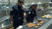 Officer Lefevre und seine Kollegin vom US-Grenzschutz am Internationalen Flughafen von Detroit Metro Airport stoppen einen Landsmann, der neben in den USA verbotenen kubanischen Zigarren auch THC-Gummibärchen im Koffer hatte.