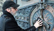 Die Geschichten um den kleinen Hobbit und den Herrn der Ringe kennt heutzutage jedes Kind. Weniger bekannt sind dagegen die Landschaften und Legenden, die den Autor bei der Erschaffung seiner einmaligen Welt inspirierten. John Howe (Foto), der als Illustrator der Werke Tolkiens und als Concept Artist bei den Verfilmungen von Peter Jackson bekanntwurde, wollte es genau wissen. Er hat sich auf die Suche nach diesen Orten und Geschichten gemacht. "Auf den Spuren der Hobbits" führt vom sagenumwobenen Wald von Brocéliande bis in neuseeländische Filmkulissen. - (Nibelungen Halle)