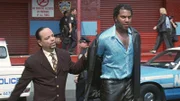 Lance Kanick (Reg Flowers, r.) organisiert Rave-Partys, auf denen junge Mädchen zu pornografischen Aktionen genötigt werden. Detective Tutuola (Ice-T) ist sich sicher, dass er den Aufenthaltsort des vermissten Mädchens kennt.