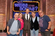 Moderator Kai Pflaume (M.) und seine Rateteam-Kapitäne Bernhard Hoëcker (l.) und Elton (r.) begrüßen in dieser Sendung die Schauspielerin Gisa Zach (2.v.l.) und den Schauspieler Wolfgang Bahro (2.v.r.).