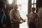 Mélissa (Sonia Rolland, l.), Gaëlle (Béatrice de la Boulaye, r.) und Alain (Stéphan Wojtowicz, M.) versuchen, anhand der Gemälde des einzigen überlebenden Opfers Rückschlüsse auf die Identität des Serienmörders zu ziehen.