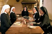 Im Obdachlosenheim herrschen untragbare Zustände. Werden Mutter Oberin Theodora (Nina Hoger, M.) und Praktikantn Emma Graf (Thekla Hartmann, l.), Schwester Lela (Denise M'Baye, 2.v.l.), Schwester Agnes (Emanuela von Frankenberg, 2.v.r.) und Schwester Felicitas (Karin Gregorek, r.) eine Lösung finden?