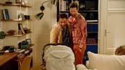 Während Julius (Jan Stapelfeldt r.) und Mo (Yunus Yunus Cumartpay l.) auf Olivia aufpassen kommt bei Julius der Kinderwunsch wieder hoch.