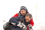 Der Schock sitzt tief bei Chris Haffner (Gabriel Raab, r.): Unter einer dicken Schneedecke kommt die Jacke seiner Tochter Liv zum Vorschein. Tobias (Markus Brandl, l.) versucht, ihn zu beruhigen.