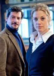 Leslie Cramer (Marie Bäumer) und ihr Verehrer, der Lehrer Dave (Fritz Karl). Leslie Cramer (Marie Bäumer) und ihr Verehrer, der Lehrer Dave (Fritz Karl).