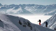 Wandern auf einem verschneiten Berg.