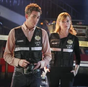 Greg (Eric Szmanda) und Catherine (Marg Helgenberger) bietet sich ein bizarres Bild, als sie zu einem Tatort gerufen werden: Auf seinem eigenen Fest wird der Jungunternehmer Kevin Fetzer blutüberströmt und mit heruntergelassenen Hosen auf der Jubiläumstorte gefunden.