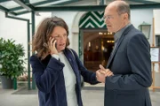 Annegret (Judith Sehrbrock) und Ernst Gossmann (Horst Günter Marx) legen alle Hoffnung in dieses Telefonat. Lebt ihr verschwundener Sohn etwa noch?