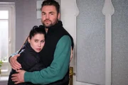 Sina (Valea Scalabrino) und Bambi (Ben Heinrich) erleben trotz ihrer Verunsicherungen einen nahen Moment.