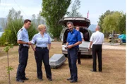 Kurz nachdem auf dem Bodensee eine Schmugglerroute der Mafia ausgehoben wurde, werden zwei Wasserschutzpolizisten tot aufgefunden. Pirmin Spitznagel (Simon Werdelis, l.), Nele Fehrenbach (Floriane Daniel, M.) und Hauptmann Adrian Aubry (Martin Rapold, r.) beim Abtransport der Leichen.
