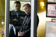 Dr. Ray Langston (Laurence Fishburne, l.) folgt einem Amtshilfegesuch seines Kollegen Horatio Caine (David Caruso), um die Ermittlungen im Fall einer vermissten jungen Frau, der eine Verbindung zu einem Vermissten-Fall aus Las Vegas aufweist, zu unterstützen.