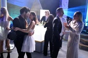 Matteo (Riccardo Angelini) und Nathalie (Amrei Haardt), Kilian (Marc Dumitru) und Isabelle (Ania Niedieck) feiern im Prunkwerk.