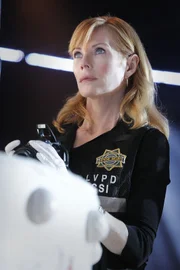 Catherine (Marg Helgenberger) sucht am Tatort nach Spuren, die zu dem Mörder des steinreichen Jungunternehmers Kevin Fetzer führen.