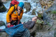 Die Situation ist ernst: Die bewusstlose Lotta Steyer (Babett Arens) hat viel Blut verloren. Den Bergrettern um Markus Kofler (Sebastian Ströbel) bleibt nicht viel Zeit.