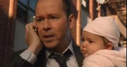 Nach einer heftigen Schießerei kann Detective Reagans (Donnie Wahlberg, l.) ein Baby retten. Schafft er es auch, die Mutter des kleinen Kindes noch rechtzeitig in Sicherheit zu bringen?