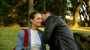 Svenja (Lea Marlen Woitack, l.) und Mika (Benjamin Piwko, r.) verbringen eine innige Zeit zusammen - doch jetzt ist es Zeit Abschied zu nehmen.