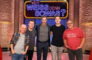 Moderator Kai Pflaume (M.) und seine Rateteam-Kapitäne Bernhard Hoëcker (l.) und Elton (r.) begrüßen in dieser Sendung den Musiker "DJ Schürze" (2.v.l.) und den Musiker "DJ Robin" (2.v.r.).