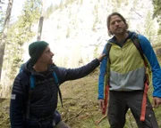 Mit einer Wanderung durch den Wald versucht Markus (Sebastian Ströbel, r.) seinen alten Freund Lukas Ferber (Ben Blaskovic, l.) von der Sorge um dessen schwerkranke Tochter abzulenken.