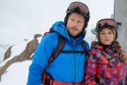Getarnt in Zivil warten die Bergretter Markus (Sebastian Ströbel) und Katharina (Luise Bähr) darauf, den Entführer der neun Monate alten Lotta Bach bei der Lösegeldübergabe zu stellen.