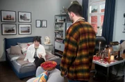 Ellen (Yun Huang, l.) ist peinlich berührt, als ausgerechnet David (Arne Rudolf , r.), Zeuge ihrer romantischen Überraschung für Simon wird.