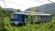 Unterwegs in den Dschungel von Sabah: der Regionalzug zwischen Beaufort und Tenom. 2011 erweiterte die Staatsbahn ihren Fuhrpark um einige neue japanische Dieseltriebwagen.