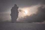 Wissenschaftlern ist es ein Rätsel, wie die Felssäulen von Manpupunjor im Ural Wind und Wetter über so lange Zeit trotzen können. Eine Antwort darauf könnte sein, dass sie zum Großteil aus Quarz bestehen, ein kompaktes Gestein, das kaum Wasser und Frost eindringen lässt.