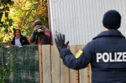 Die Hausmeisterin des Schießplatzes Karen Moll (Lucy Wirth, h.r.) hat sich im Wald verschanzt. Julia Demmler (Wendy Güntensperger, h.l.) und Nele Fehrenbach (Floriane Daniel, r.) versuchen zu deeskalieren.
