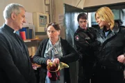 Melanie (Sanna Englund, r.) und Mattes (Matthias Schloo, 2.v.r.) ermitteln in einem unglaublichen Fall: In der Kirche von Pastor Lammers (Ilja Richter,l.) soll es nach Ansicht seiner Haushälterin Marianne Schönkopf (Marie Gruber, 2.v.l.) spuken.