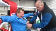 Trödelexperte Otto Schulte beim Box-Training mit Boxtrainer Siggi.