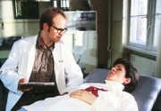 Susanne (Cheryl Shepard) erfährt von Dr. Stein (Atto Suttarp), dass sie schwanger ist. Das Kind kann nur von Maybach sein...