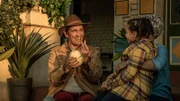 Fritz (Guido Hammefahr, l.) hat einen echten Löwen-Zahn geschenkt bekommen und Nandi (Sohela Oliphant, M.) hat ihm ein Straußenei bemalt. Kira (Thandi Sebe) freut sich.