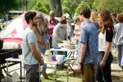 Während Hunter (Max Ehrich, l.) noch ganz im Bann von Christine und der Kuppel steht, schwören sich Joe (Colin Ford, M.) und Norrie (Mackenzie Lintz, r.), dass sie dem nie wieder verfallen wollen ...