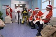 Dr. Rolf Kaminski (Udo Schenk, mi.) findet in der Notaufnahme eine etwas skurrile Situation vor: Sämtliche Weihnachtsmänner der Stadt scharen sich dort. Auf der Weihnachtsfeier der Vermittlungsagentur gab es scheinbar verdorbenen Eierpunsch. Weihnachtsmänner: Komparsen