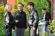 Melanie (Sanna Englund, l.) und Mattes (Matthias Schloo, 2.v.r.) werden zur Kirche von Pastor Lammers (Ilja Richter, 2.v.l.) und seiner Haushälterin Marianne Schönkopf (Marie Gruber, r.) gerufen: Die Trompete des Türmers ist verschwunden.
