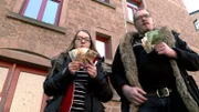 Das Geld bei Lea (18) und Renee (21) aus Hessen ist momentan knapp. Während Lea ihre getragenen Socken im Internet verkauft, versucht Renee einen Finanzierungsplan zu entwickeln.
