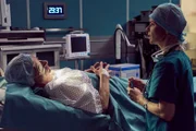Bei Heiko Vogels (Victor Schefé) Augenoperation geht es um jede Minute. Doch der Astrologe besteht wegen der ungünstigen Planetenkonstellation darauf, erst am nächsten Tag operiert zu werden. Chefärztin Dr. Kathrin Globisch (Andrea Kathrin Loewig) hat ihm deutlich klar gemacht, dass die Gefahr einer Erblindung mit jeder Minute steigt. Aber Heiko war nicht davon abzubringen.