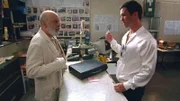 Michael Westen (Jeffrey Donovan, r.) bittet Nefzi (Erick Avari) herauszufinden, zu welchem Gebäude man sich mit einer bestimmten Sicherheitskarte Zutritt verschaffen kann.