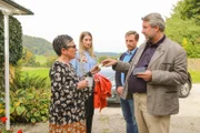 Die Kommissare Stadler (Dieter Fischer, r.) und Bach (Patrick Kalupa, 2.v.r.) bitten Angelika Kirchbach (Claudia-Sofie Jelinek, l.) und Sophia Bergmüller (Morena Hummel, 2.v.l.) um die Angabe von Zeugen, um ihr Alibi zu überprüfen.
