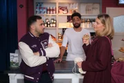 Stella (Bettine Langehein) genießt es, Easy (Lars Steinhöfel, l.) ihre neue Haltung zu demonstrieren. Hinten Theo (Julius Dombrink)