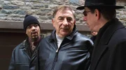 Detective Odafin Tutuola (Ice-T, l.) und Detective John Munch (Richard Belzer, r.) verhören den mutmaßlichen Täter Onkel Sammy (Sam Coppola), einen Wett- und Spielschuldeneintreiber.
