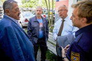 Polizeidirektor Achtziger (Alexander Duda, 2.v.r.), Kommissar Hofer (Joseph Hannesschläger, l.) und Polizeihauptmeister Mohr (Max Müller, r.) befragen den Vorarbeiter des Schrottplatzes, Roman Aubinger (Andreas Schwaiger, 2.v.l.), zu seinem Alibi.